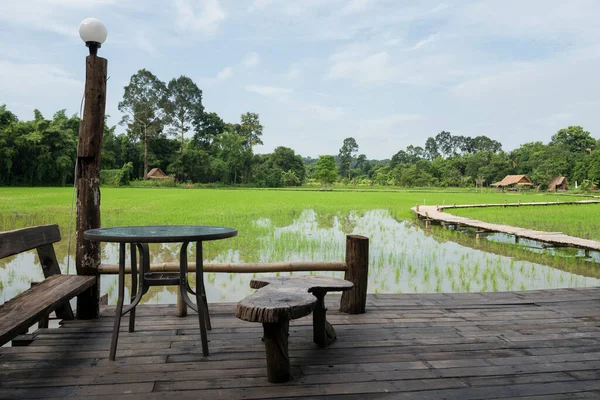 Meja Dan Kursi Balkon Kayu Untuk Melihat Sawah Pertanian Sawah — Stok Foto