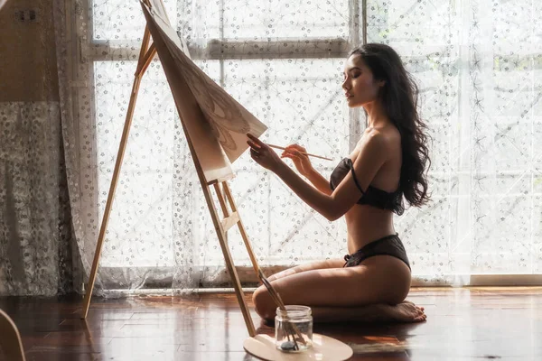 란제리를 아시아의 커튼을 자연광을 이용하여 수채화로 그림을 그렸다 미술관에 머리를 — 스톡 사진