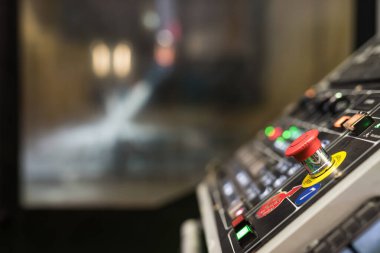 Metal işlevsel CNC (Bilgisayar sayısal kontrolü) ve elektrikli torna soğutma suyunun klavye konsolu metal kesmek için torna makinesini öğütüyor. Teknoloji konseptli ağır sanayi fabrikası.