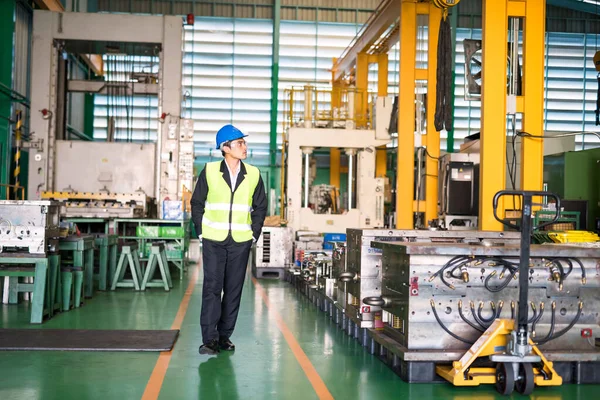 製造工場の機械を見るために生産部門に沿ってハードハットを歩くとウエストアップアジアの倉庫マネージャー 産業事業の概念 — ストック写真