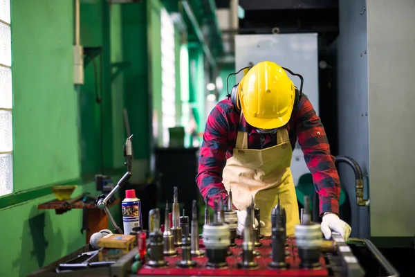 Fábrica Capataz Trabalhador Camisa Xadrez Segurança Hardhat Escolher Parafuso Para — Fotografia de Stock