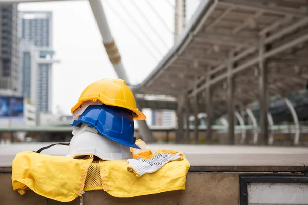 Chapéus Duros Segurança Coloridos Luvas Vestido Trabalhador Amarelo Caminho Com — Fotografia de Stock