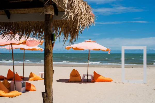 Salón Madera Asiento Frijol Naranja Bajo Sombrilla Naranja Playa Blanca — Foto de Stock