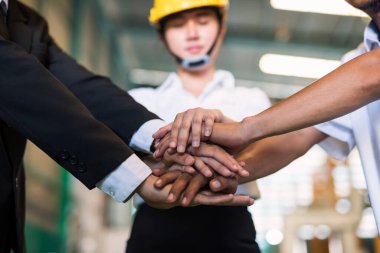 Fabrikadaki takım çalışması konsepti için el sıkışın. Ağır sanayi veya iş dünyasının başarısı için sinerji ve takım çalışması.
