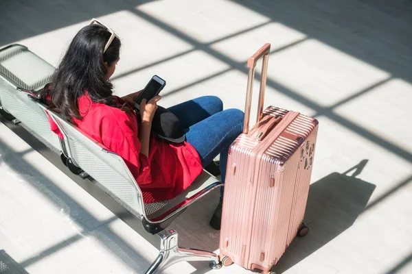 Tył Młodego Azjatyckiego Turysty Siedzieć Lotnisku Terminalu Czekając Korzystać Telefonu — Zdjęcie stockowe