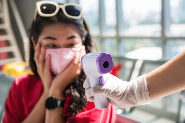 Viaggiatore Scioccato Con Maschera Vedere Sua Temperatura Corporea Elevata Dal — Foto Stock