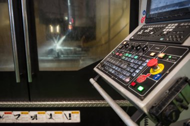 CNC eletric soğutma suyu monitörü ve klavye denetleyicisi otomatik sondaj makinası için metal yedek parça yapmak için. Yüksek teknoloji konseptine sahip ağır sanayi fabrikası.
