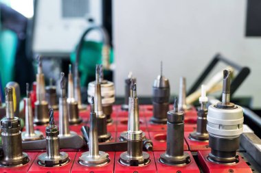 Metal işçiliği için sürücüye bağlanacak bir sürü vida tipi var. Fabrika deposundaki hırdavat ve yedek parça fabrikası..