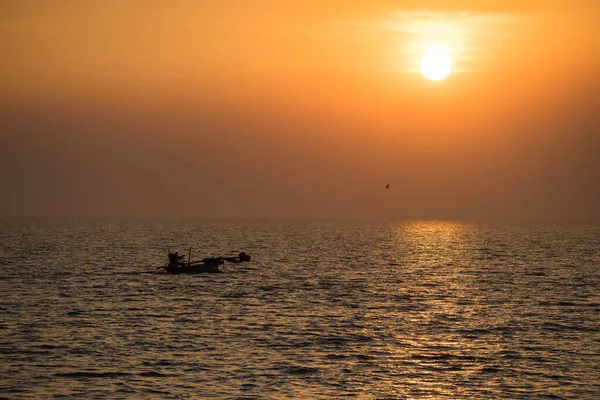 Силуэт Рыбак Парусная Лодка Море Рыбалку Летающей Птицей Закате Банг — стоковое фото