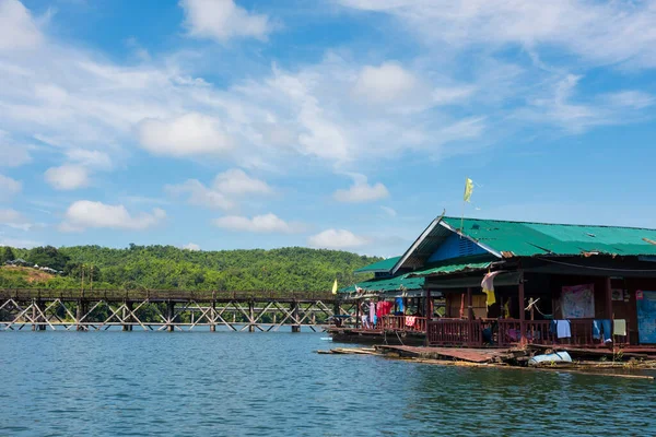 泰国卡纳布里桑卡布拉里市Songkalia河木桥附近的木制木筏旅舍或度假胜地 蓝天蓝天 暹罗著名的旅游胜地或度假胜地 — 图库照片