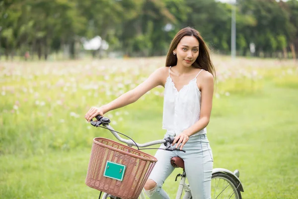 Portret Van Aziatische Mooie Jonge Vrouw Rijden Naar Lente Bloementuin — Stockfoto