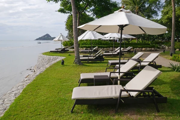 White chairs with parasol near the beach — Stock Photo, Image