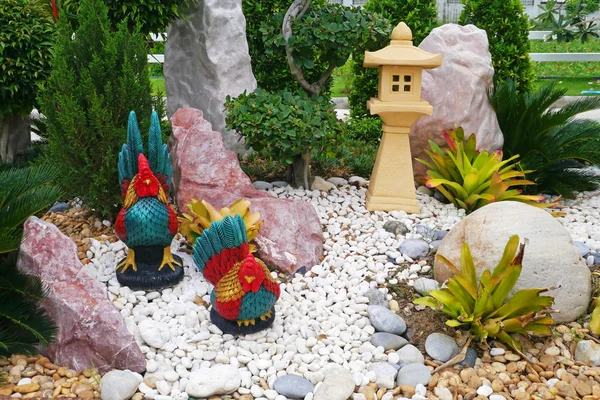 Kuřecí sochy v zahradě — Stock fotografie