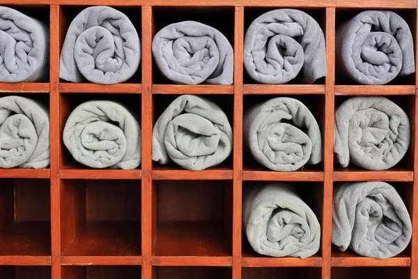Enrolado toalhas de spa cinza — Fotografia de Stock