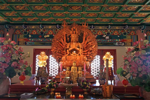 Estatua de Guan Yin con decoración de flores en templo chino — Foto de Stock