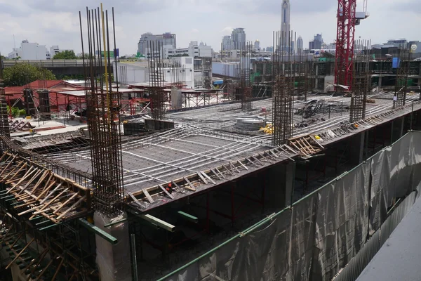 Canteiro de obras com guindaste e edifício — Fotografia de Stock