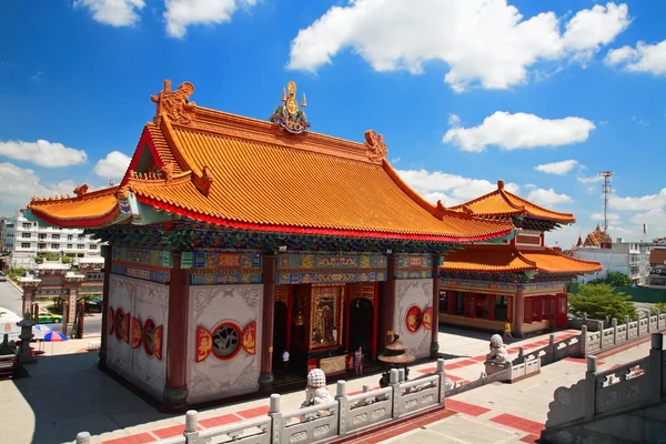 Temple chinois avec ciel bleu à Bangkok — Photo