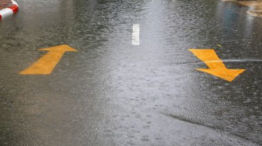 Fırtına nedeniyle sular altında konut sokak