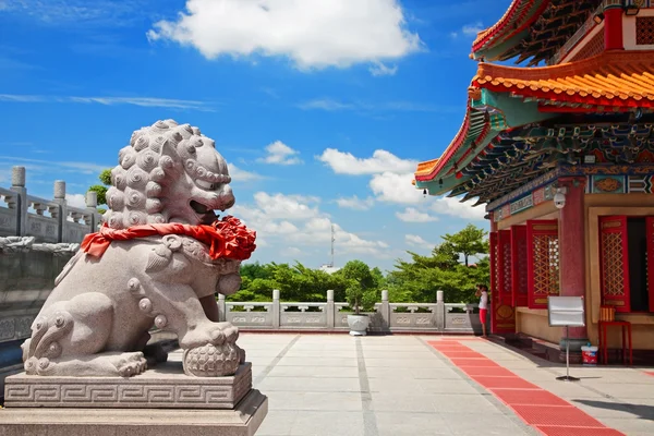 Socha lva v čínském chrámu — Stock fotografie