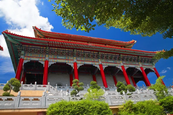 Kinesiska tempel wat mot blå himmel — Stockfoto