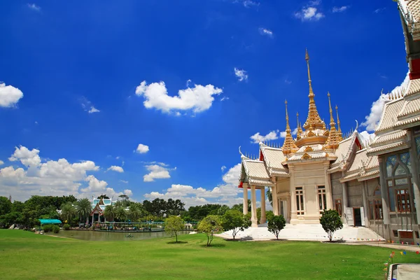 Wat Sorapong tegen blauwe hemel in Nakhon Ratchasima — Stockfoto