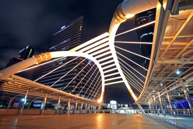 Bangkok gökyüzü yürüyüş mimari alacakaranlıkta