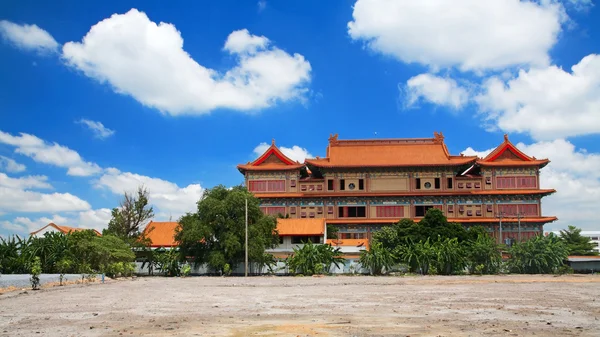 Čínský buddhistický klášter s modrou oblohou — Stock fotografie