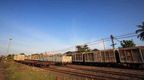 Tren tailandés en vía férrea contra el cielo azul — Foto de Stock