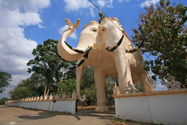 Grande estátua de elefante em Ubon — Fotografia de Stock