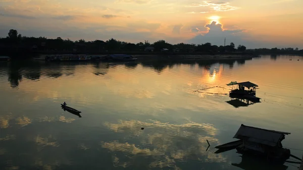 Coucher de soleil sur la rivière à Ubon — Photo