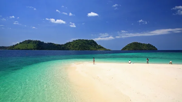 Látogatók a strandon az Andamán-tenger kristálytiszta Lipe island — Stock Fotó