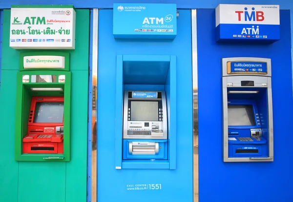 ATM-eenheden door verschillende Thaise banken — Stockfoto