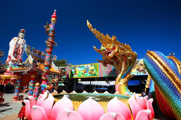 Dragón tailandés o estatua de Naga y Guanyin — Foto de Stock