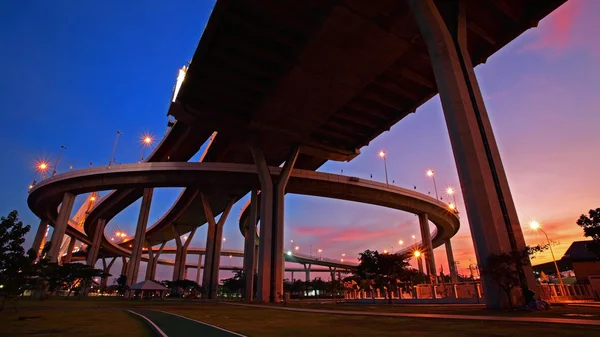 Краєвид Пуміпон мосту в сутінках в Бангкоку — стокове фото