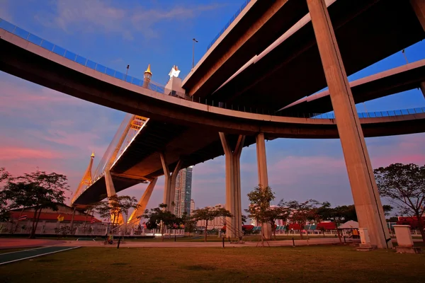 Bhumibol ou ponte de estrada anel industrial — Fotografia de Stock