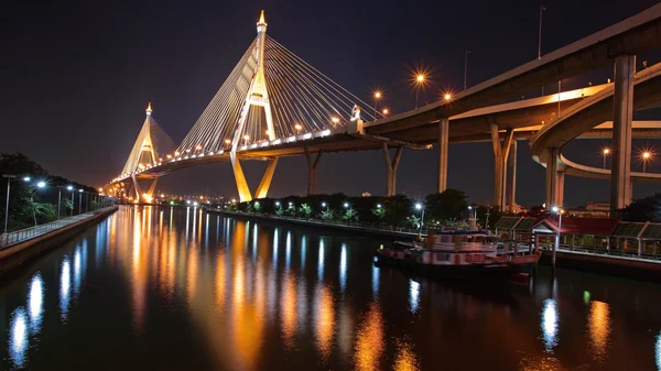 สะพานภูมิพล ข้ามแม่น้ําเจ้าพระยา — ภาพถ่ายสต็อก