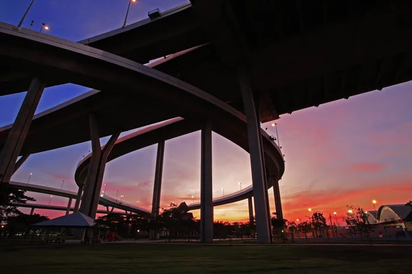 Сцена силуэта моста Пумибол с сумерками на небе — стоковое фото