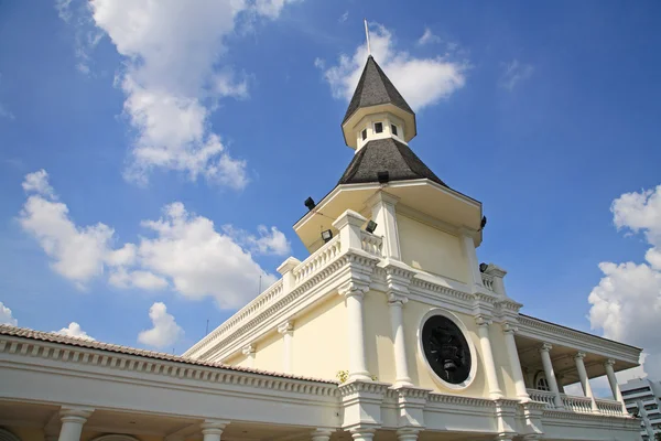 Edificio de cúpula en la sociedad de ex alumnos de Thammasat — Foto de Stock