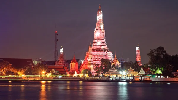 Wat arun na večerní obloze v Bangkoku — Stock fotografie