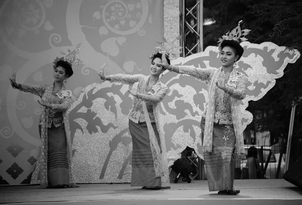 Thailändische Tänzer führen traditionellen Tanz auf — Stockfoto