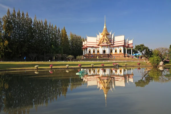 Iglesia con reflexión sobre el estanque en Wat Sorapong — Foto de Stock