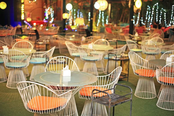 Stoły i krzesła w restauracji z kolorowe światła — Zdjęcie stockowe