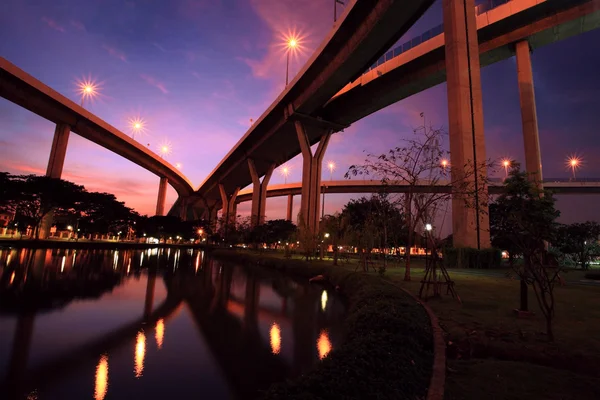 Pont Bhumibol avec réflexion skyline au crépuscule — Photo