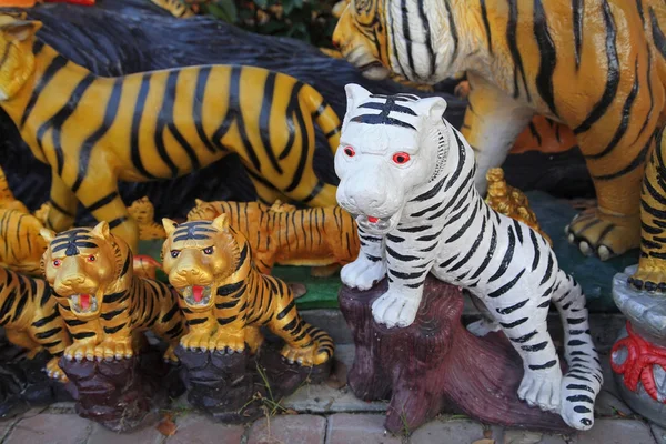 Estatua de tigres blancos y amarillos —  Fotos de Stock