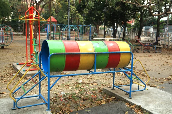 O antigo parque infantil colorido ao ar livre — Fotografia de Stock