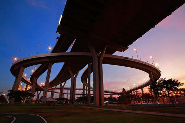 Bhumibol-Brücke in der Dämmerung — Stockfoto