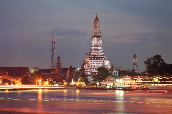 Wat Arun e trilha de luz no rio Chao Phraya — Fotografia de Stock