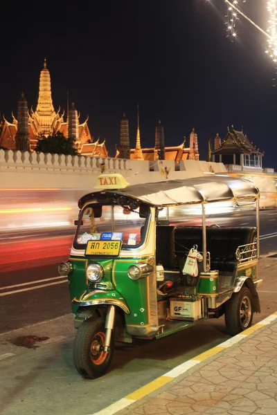 Tuktuk estacionamento perto de grande palácio ou Wat Phra Kaew — Fotografia de Stock