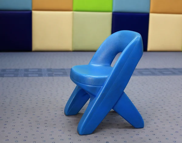 Petite chaise ou tabouret en plastique pour enfant — Photo