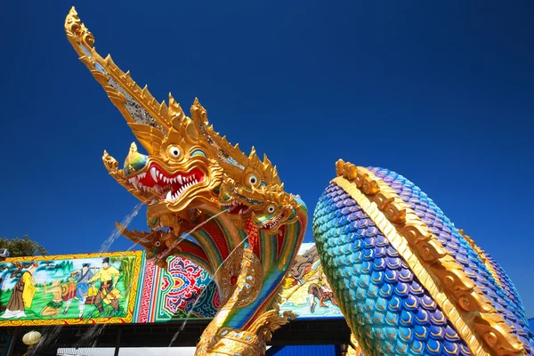 Cabeza de dragón o Naga rociando agua — Foto de Stock